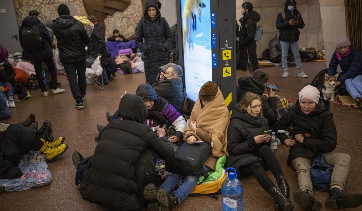 Люди в Киевском метро. В Киеве люди ночуют в метро. Люди прячутся в метро Киева.