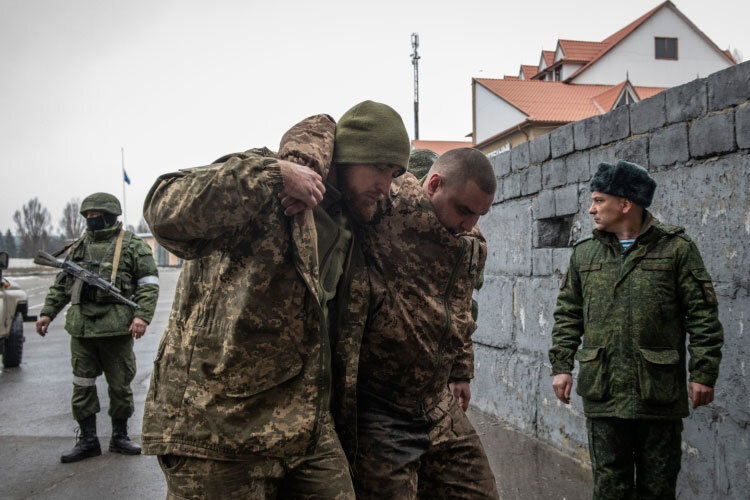 «Приветствовать войну, жертвы и разрушения кто из нас может? Думаю, никто. Сейчас не до приветствий и не до одобрения» (на фото: добровольно сдавшиеся в плен военнослужащие украинской армии в Луганске)Фото: © Валерий Мельников, РИА «Новости»