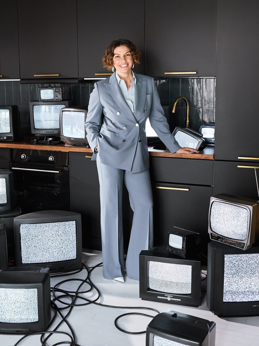 КОСТЮМ ИЗ ШЕРСТИ И ЭЛАСТАНА, MAX MARA; ШЕЛКОВАЯ БЛУЗКА, GIORGIO ARMANI; БОСОНОЖКИ ИЗ ЛАКИРОВАННОЙ КОЖИ, CASADEI; СЕРЬГИ MY DIOR ИЗ БЕЛОГО ЗОЛОТА С БРИЛЛИАНТАМИ, КОЛЬЦО TÊTE DE MORT ИЗ БЕЛОГО ЗОЛОТА С БРИЛЛИАНТАМИ И ХАЛЦЕДОНОМ, ВСЕ DIOR JOAILLERIE.