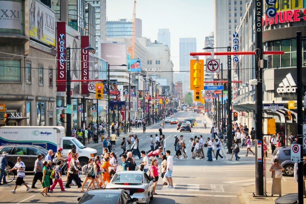 Самая длинная улица. Канада улица Yonge Street. Торонто Йонг стрит. Йондж-стрит, Торонто, Канада. Улица Йонг стрит в Торонто.