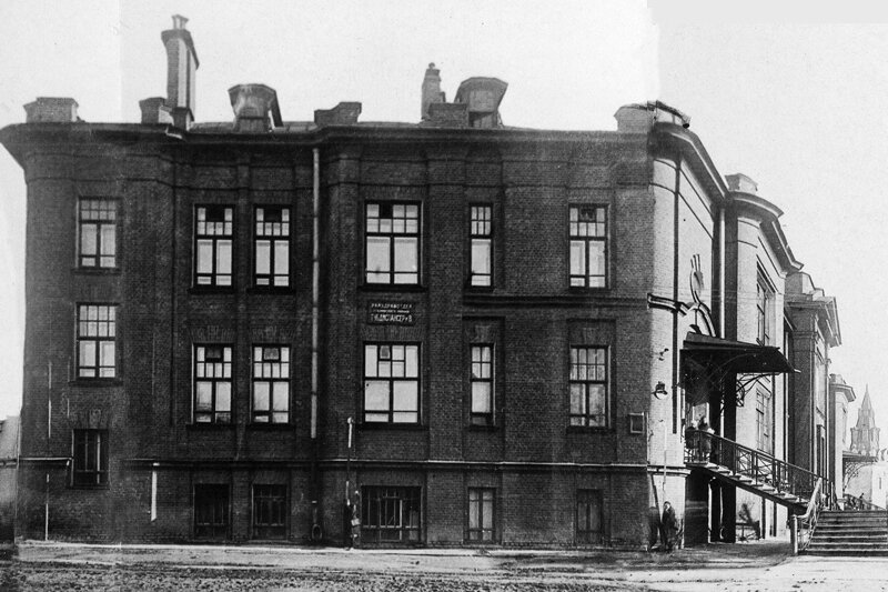 Больница со стороны Преображенского вала, на заднем плане башня Старообрядческого монастыря. Фото из открытых источников