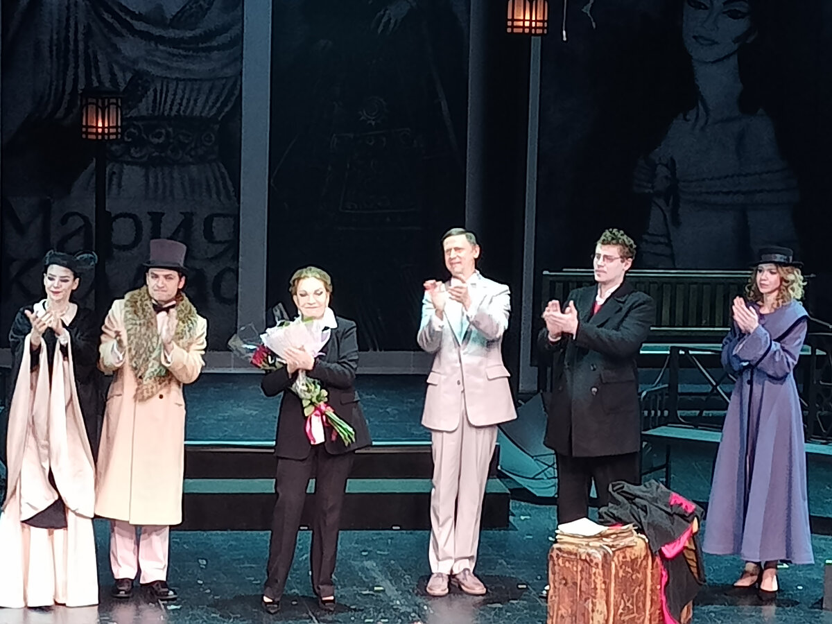 Актеры театра имени Евгения Вахтангова на поклонах после генерального прогона спектакля "Мастер-класс" 25 марта 2022 года. Фотография из моего архива