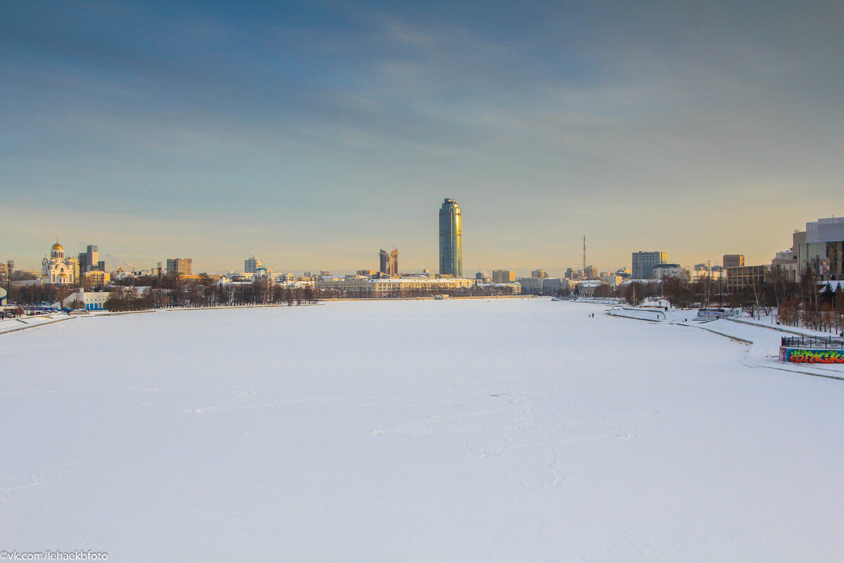 Фото автора. Екатеринбург, вид с Макаровского моста на центральный пруд. 
