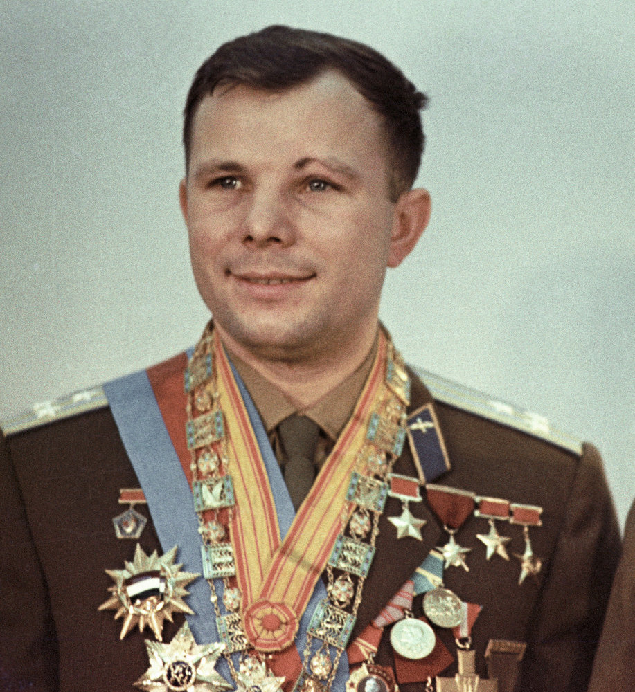 Гагарин был не только первооткрывателем космоса и национальным героем, но и признанным красавцем. Его жена Валентина прожила с ним в браке всего 10 лет, но верность хранила ему до самой смерти.-8