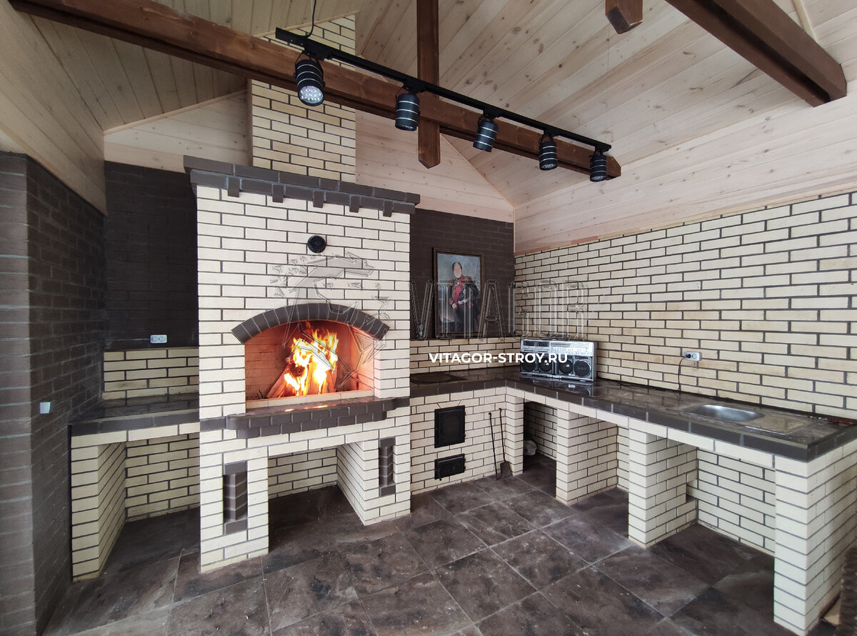 Варианты больших барбекю комплексов с просторной рабочей поверхностью, мойкой, поддровником, а так же мангалом и печкой под казан