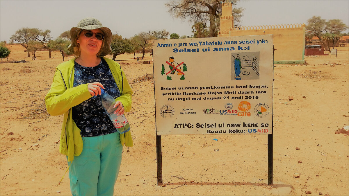 Рядом со школой стоит информационный стенд, напоминающий о том, что в туалет "под кустик" ходить запрещается. Страна догонов, Западная Африка, Мали, 29.05.2017