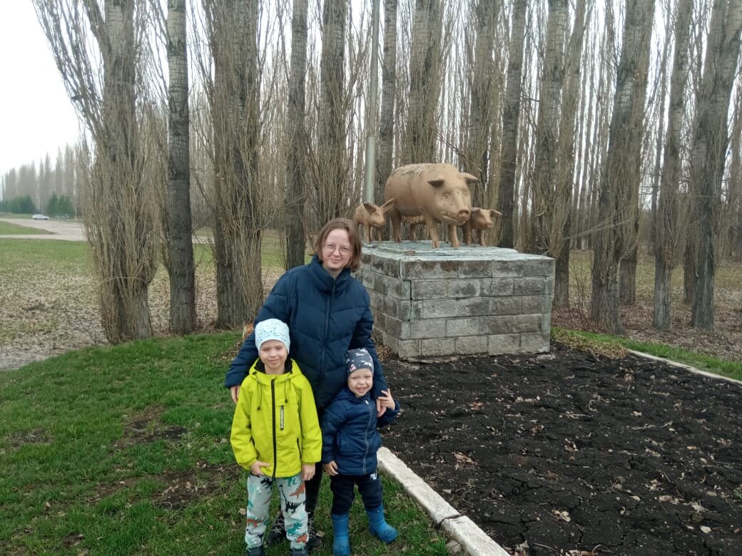 На пути к памятникам природы. Памятник возле совхоза Рощинский. Занимается разведением хрюшек