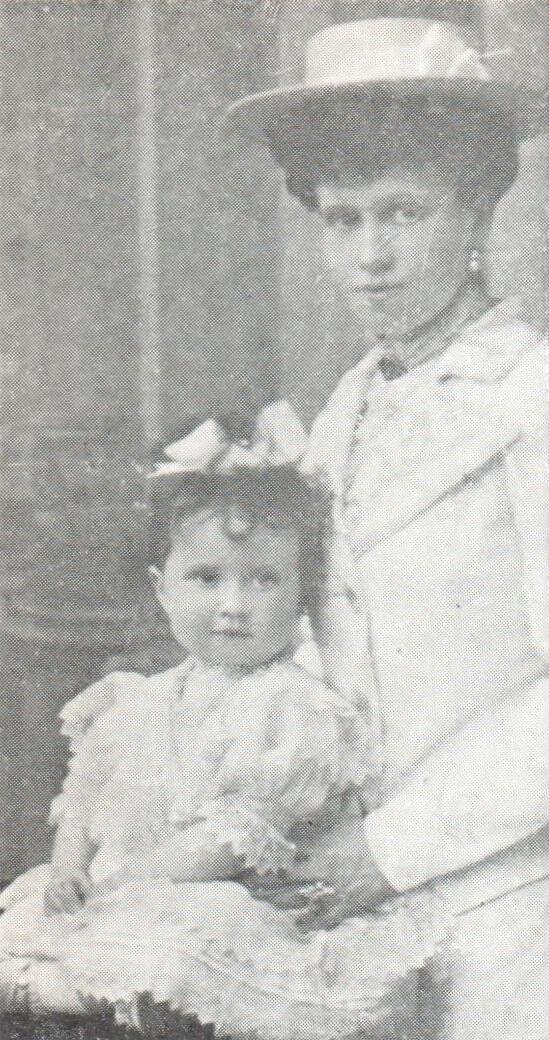 Бэби в возрасте двух лет с мамой Зинаидой Павловной Башкировой в Варшаве