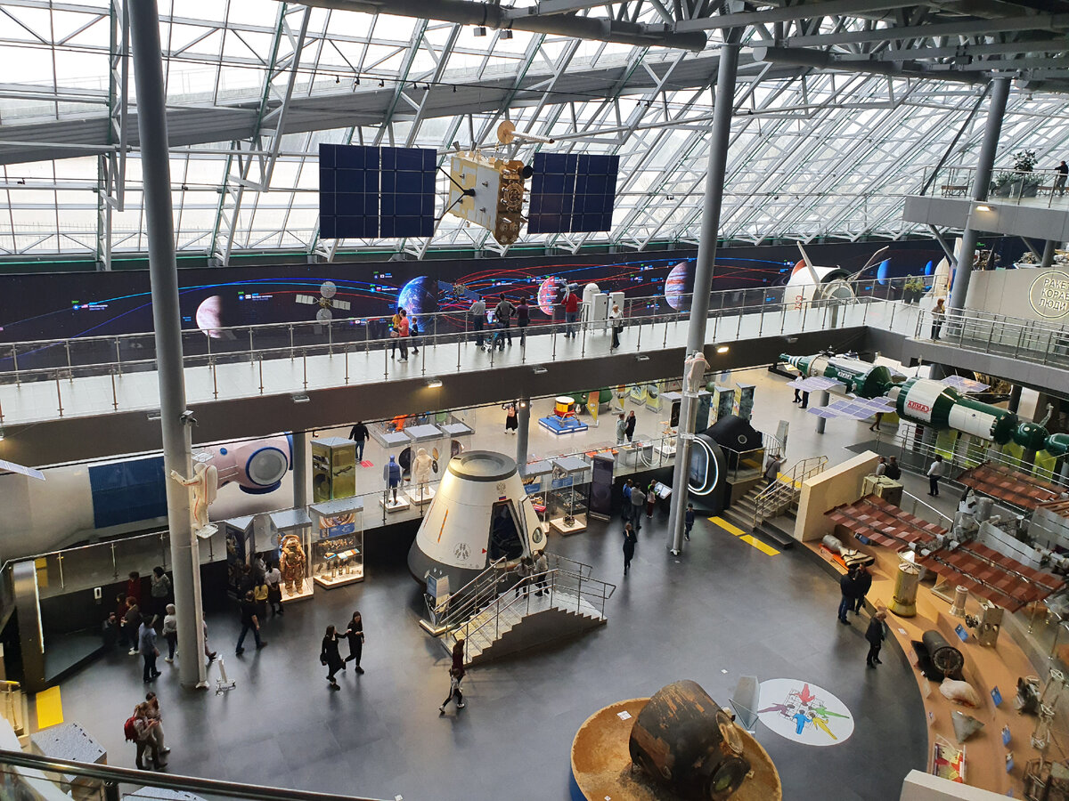 Калуга, Музей космонавтики. Посадочные модули - советский (побывавший в космосе) и современный многоразовый