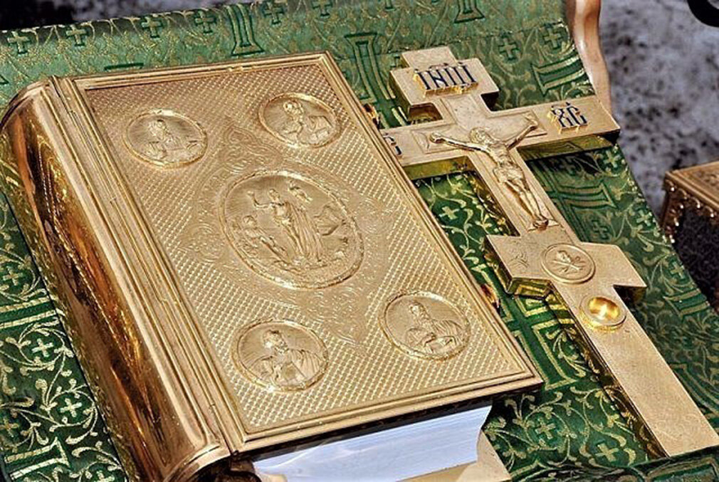 Евангелие дня на троицу. Крест и Евангелие на исповеди. Крест и Евангелие на аналое. Священное Евангелие напрестольное. Аналой для исповеди.