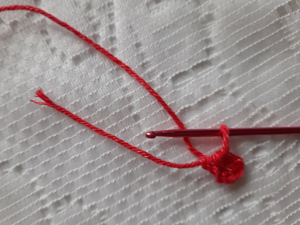 Фото увеличено, поэтому нить кажется толще, чем есть на самом деле