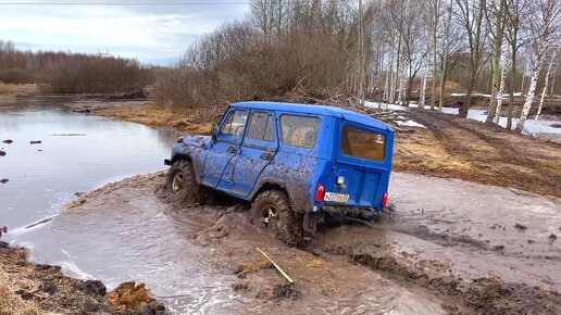 Download Video: ДВА мужика на спор залетали в болото кто дальше. JEEP против УАЗа