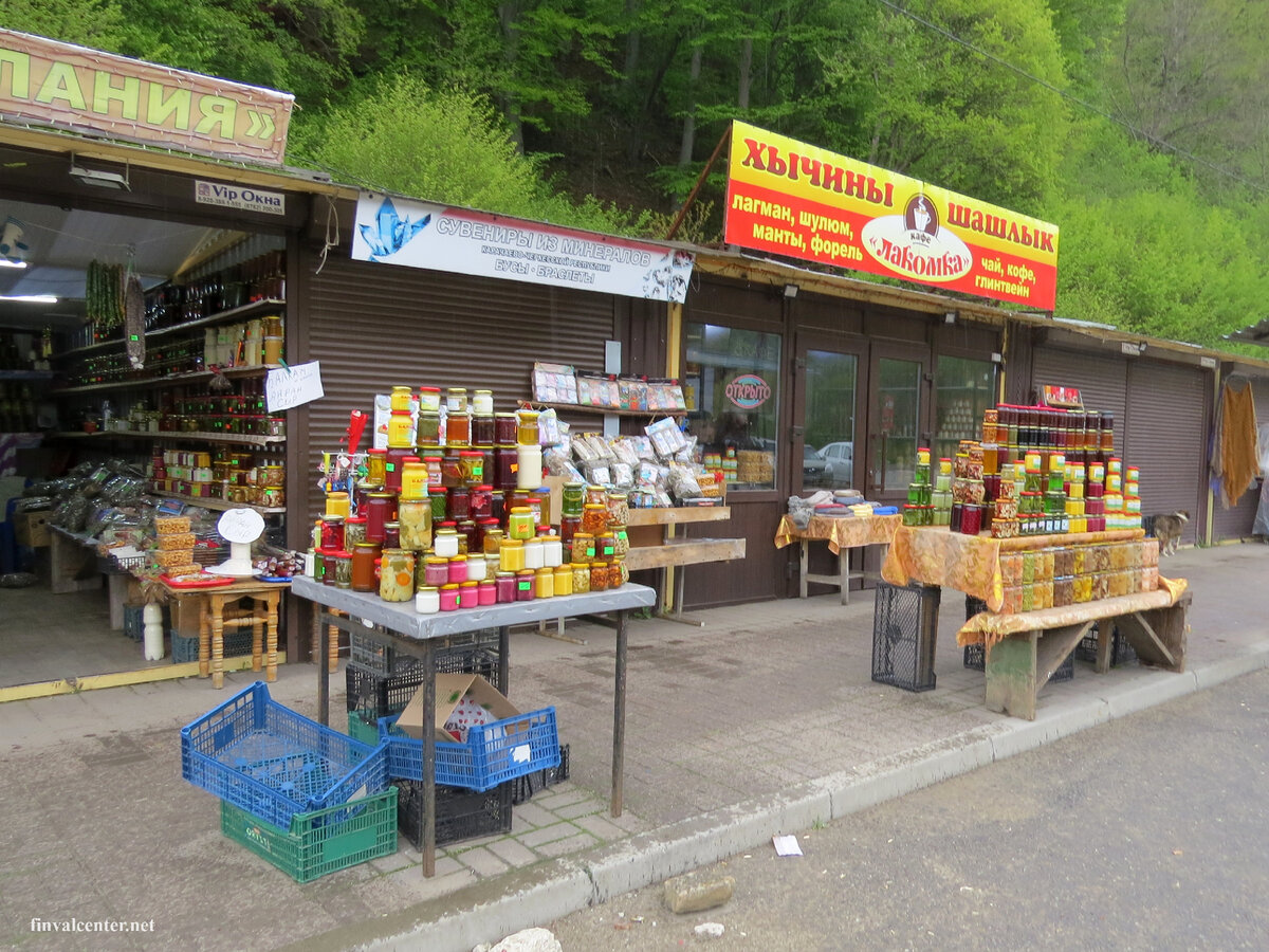 Придорожный рынок в Карачаево-Черкессии.