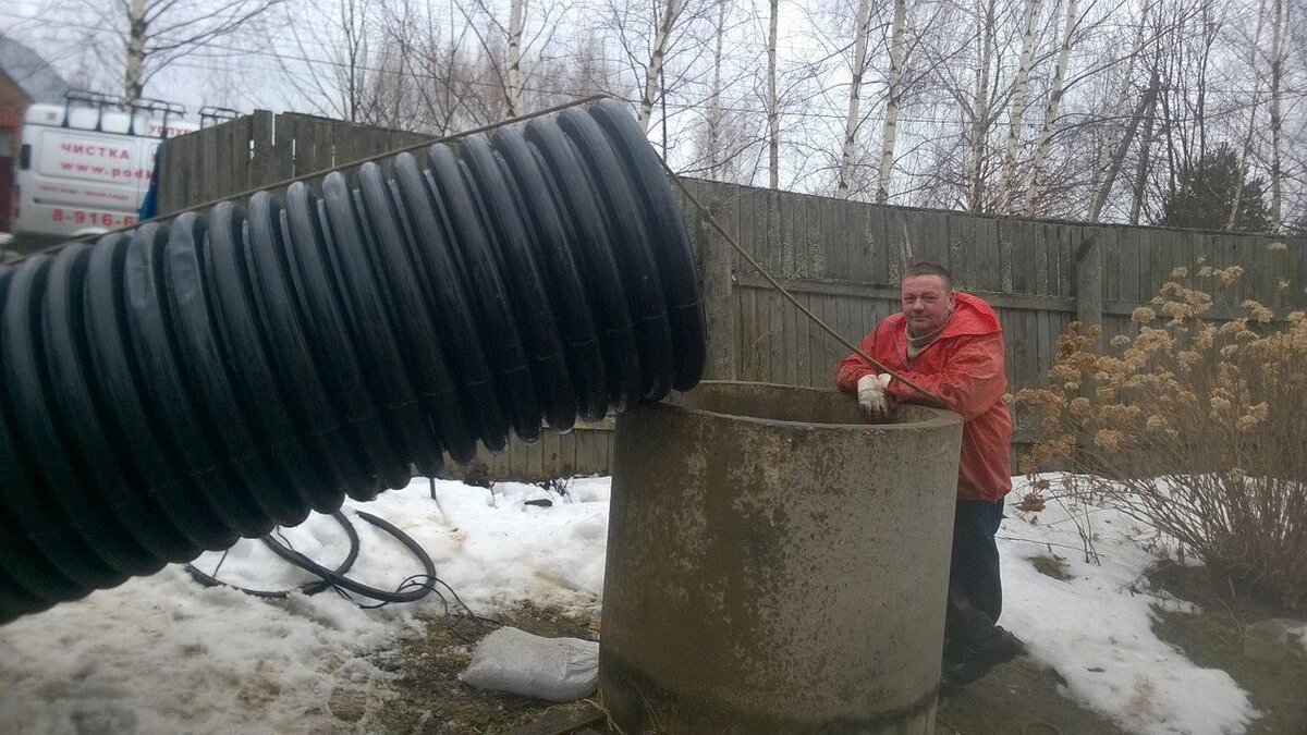 Хочу рассказать вам, в каком случае ставится пластиковая труба в колодец.  Пластиковая труба и сама работа недешёвые. Зря тратить ваши деньги я не вижу смысла.