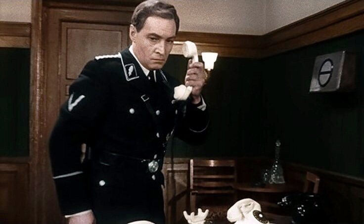 Штирлиц продумывает структуру коммуникации перед первым контактом 