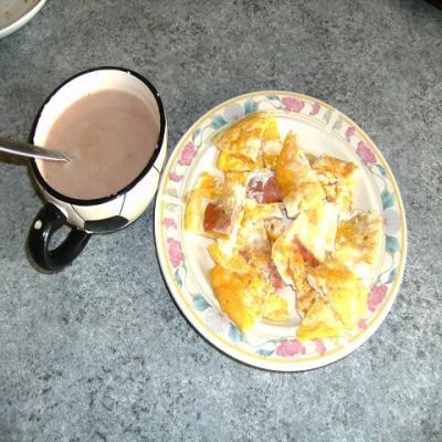 Яичница с колбасой и какао
