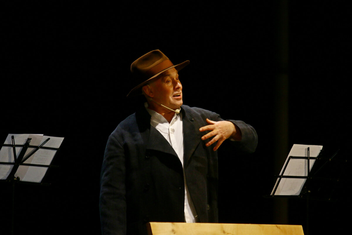 Театр ермоловой счастливые дни. Сухоруков счастливые дни спектакль. Виктор сухоруков счастливые дни спектакль. Моноспектакль виктора сухорукова "счастливые дни". Сухоруков счастливые дни спектакль.