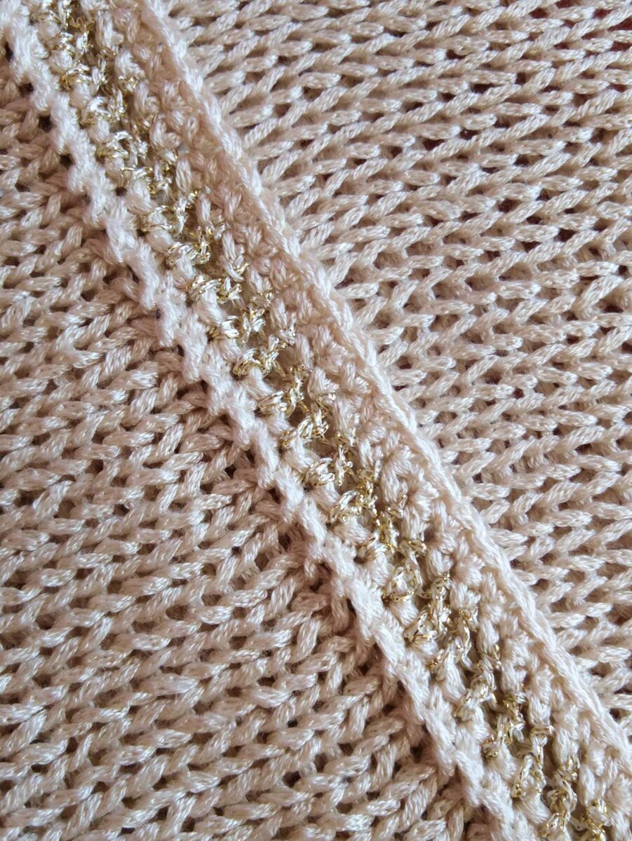 Блеск пряжи немного передаётся на фото.