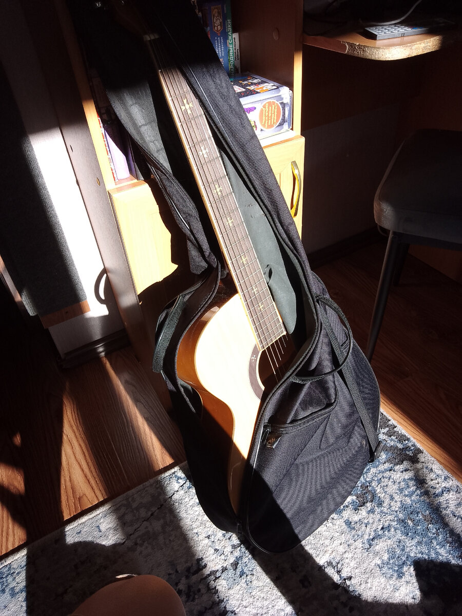 Я играю на гитаре , гитара не моя а брата