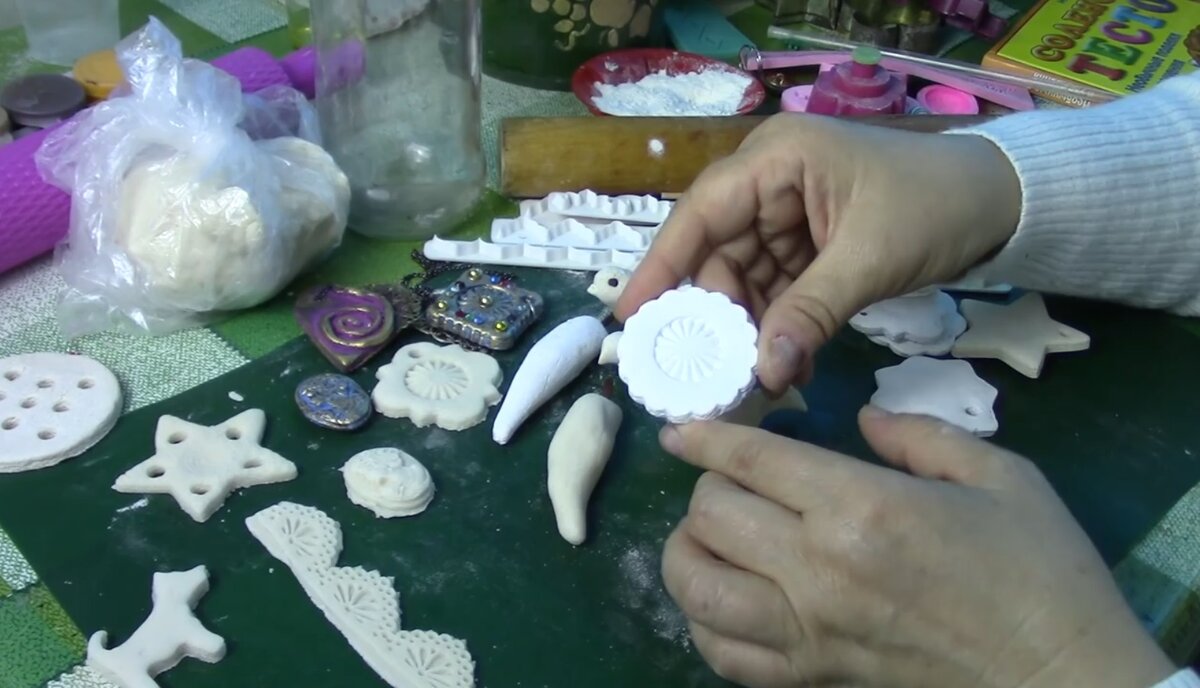 Из соленого теста делаем отдельные детали для декора предметов, панно, поделки и даже бижутерию.