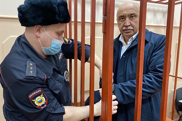 На прошлой неделе экс-ректор КФУ Ильшат Гафуров пытался оспорить факт возбуждения уголовного дела в отношении себя. Жалобу рассматривал Басманный суд. Фото: «БИЗНЕС Online»