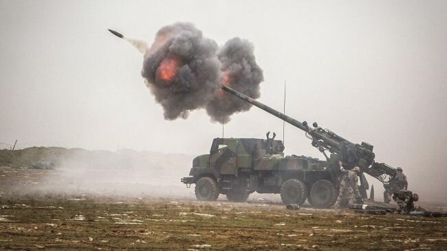 Самоходные установки CAESAR (что расшифровывается как Camion équipé d'un système d'artillerie – грузовик, оборудованный артиллерийской системой, но также можно прочитать, как «Цезарь») производятся французской компанией Nexter, которая входит в немецко-французский оборонный концерн KNDS. 