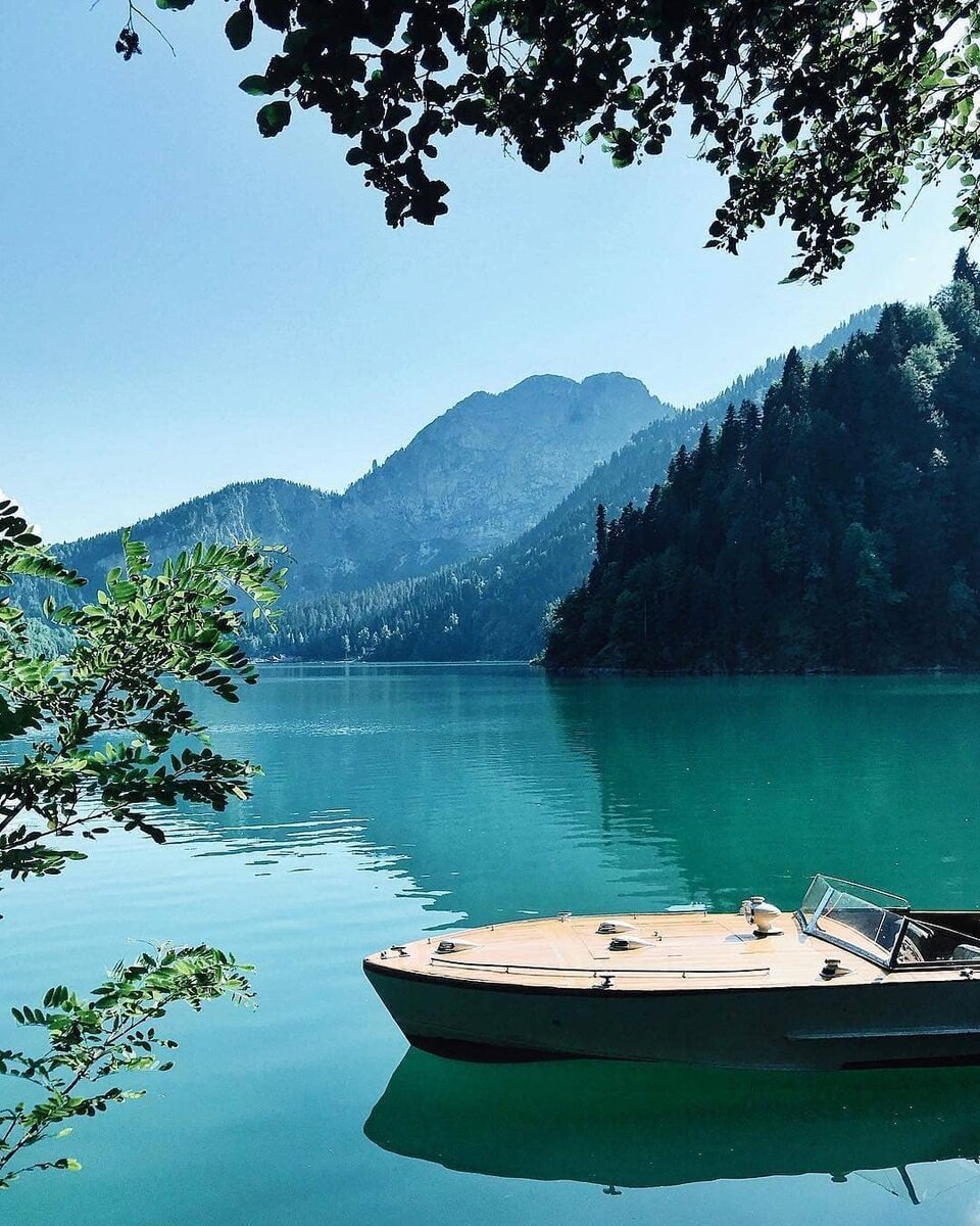 Абхазия - одно из самых популярных направлений отдыха летом 2022 года. Можно долететь до Сочи, а оттуда - на поезде или автобусе (Фото: ru.freepik.com)