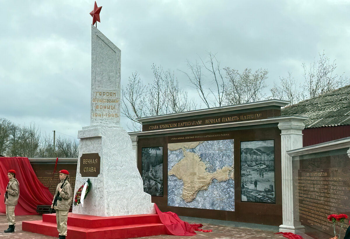 Памятник в селе. Село садовое Нижнегорского района Крым. Памятник в селе садовое Нижнегорский район. Нижнегорский район Крым с памятники, село садовое.. Нижнегорский памятник погибшим нижнегорцам.