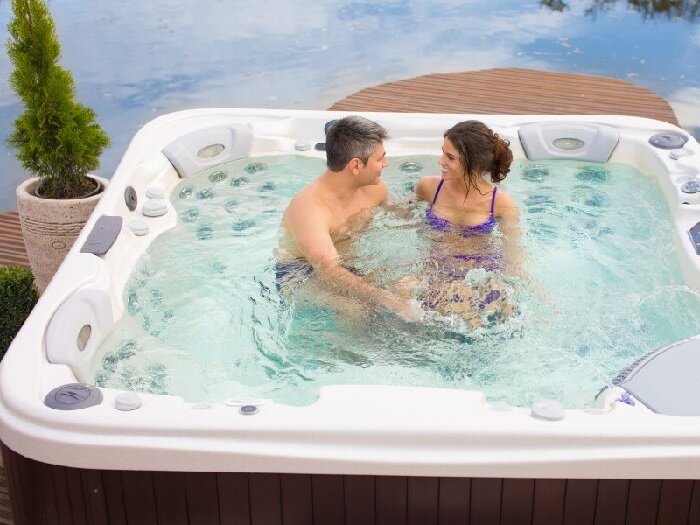 Фото Женщина и мужчина в джакузи.