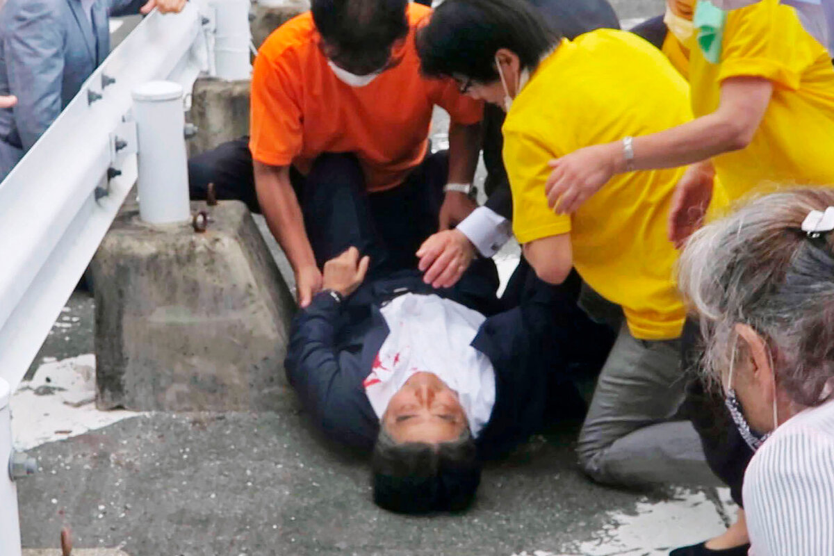 Бывшему премьер-министру Японии Синдзо Абэ оказывают помощь Фото: AP / TASS