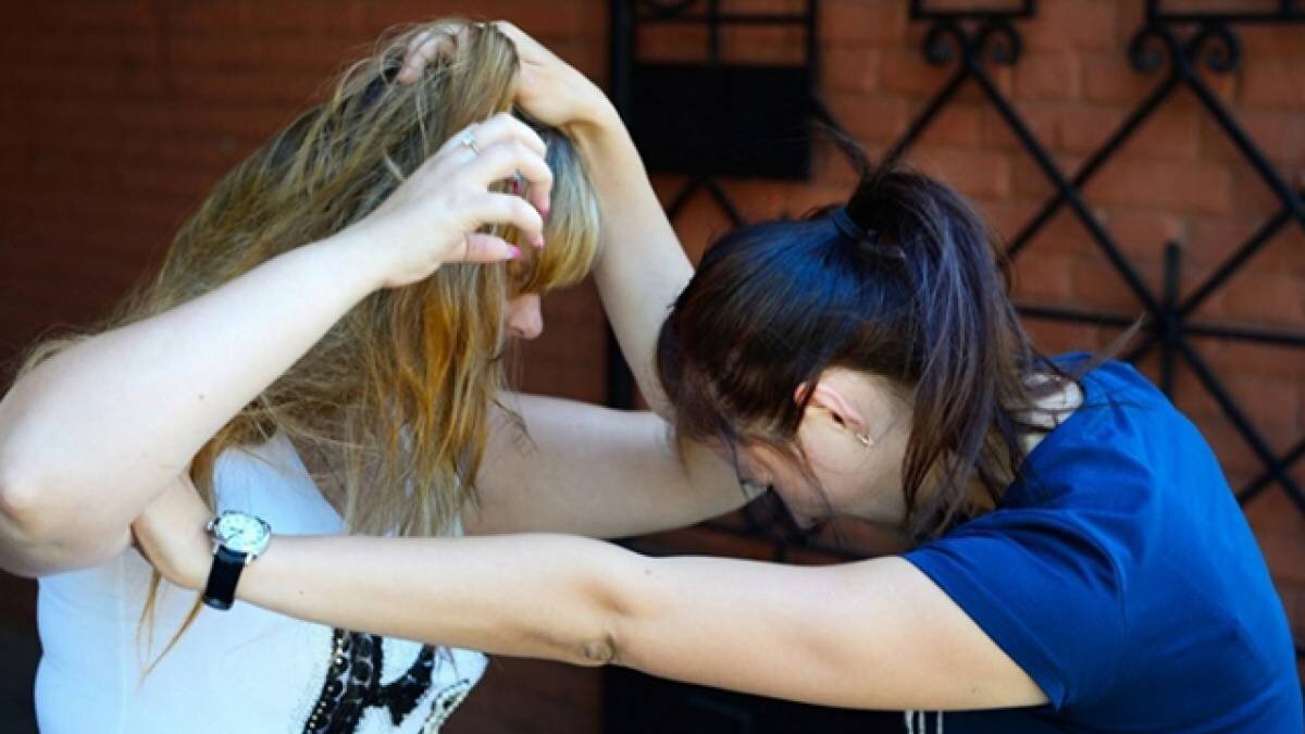 две подруги дерутся. подруги дерутся. две девушки. драка соперниц. жестокие женские драки.