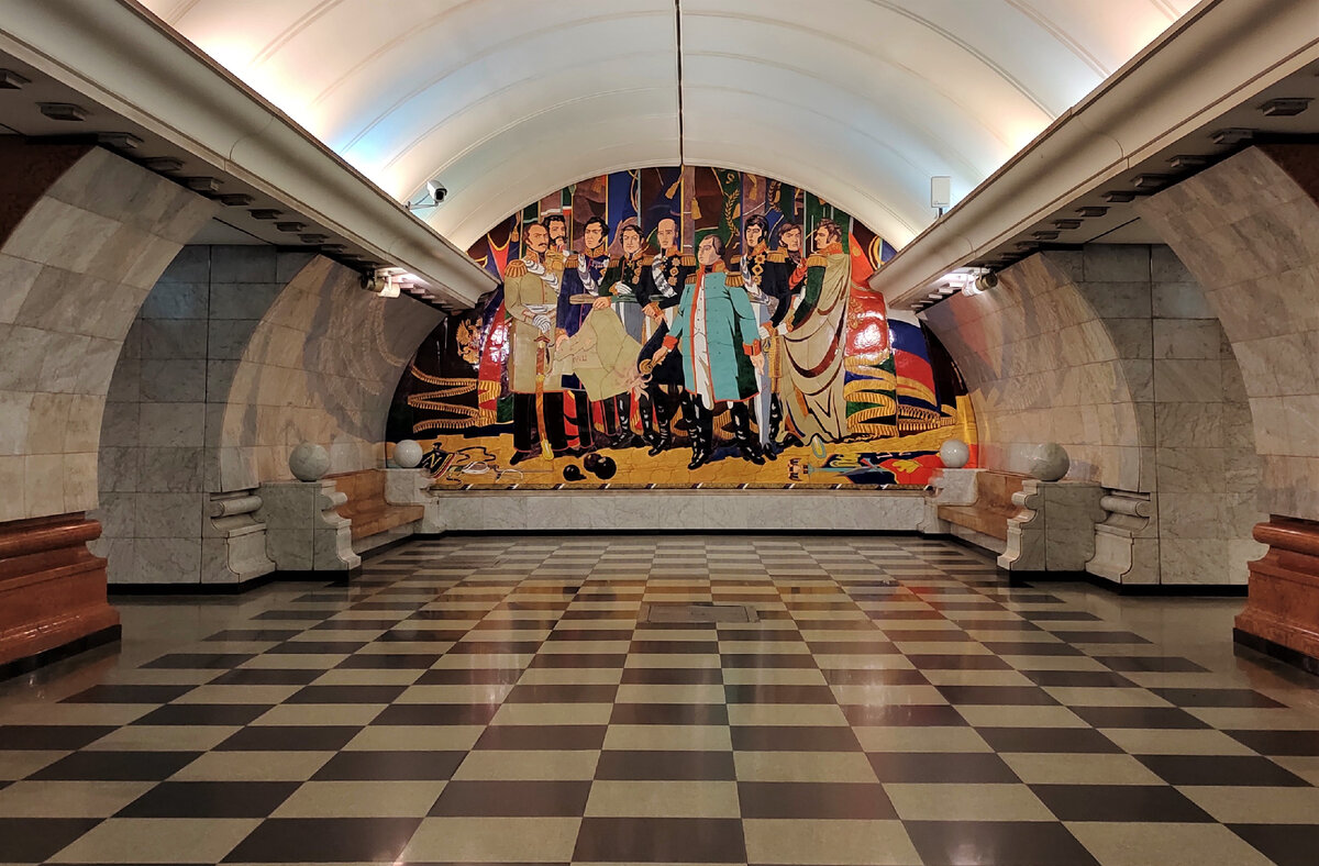 Панно в честь победы в 1812 году в вестибюле метро