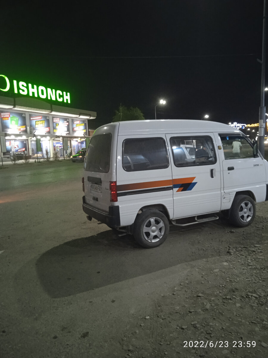 Вечерний город Гузар. А эти чебурашки - такси в городе) 