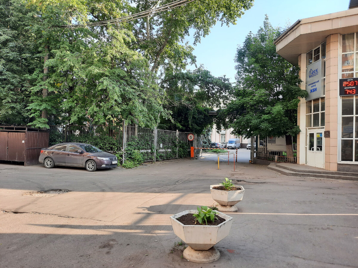 Целый мини-город со своим театром