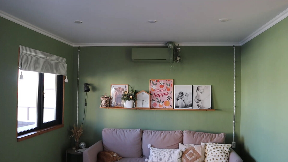 Потолок, который мы установили сами. Над кондиционером не "вмятина", а тень от цветка 