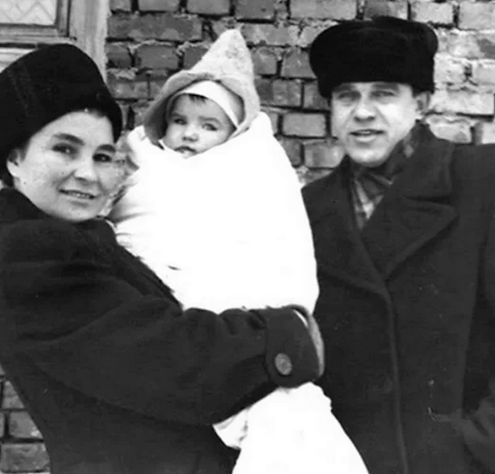   Известную актрису Галину Макарову знают по ролям бабушек, которых она исполняла.
Так вышло, что по политическим причинам она поменяла себе имя на Галину.-3