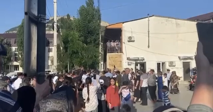 Встреча супругов в Дагестане, на фоне играет национальная музыка 