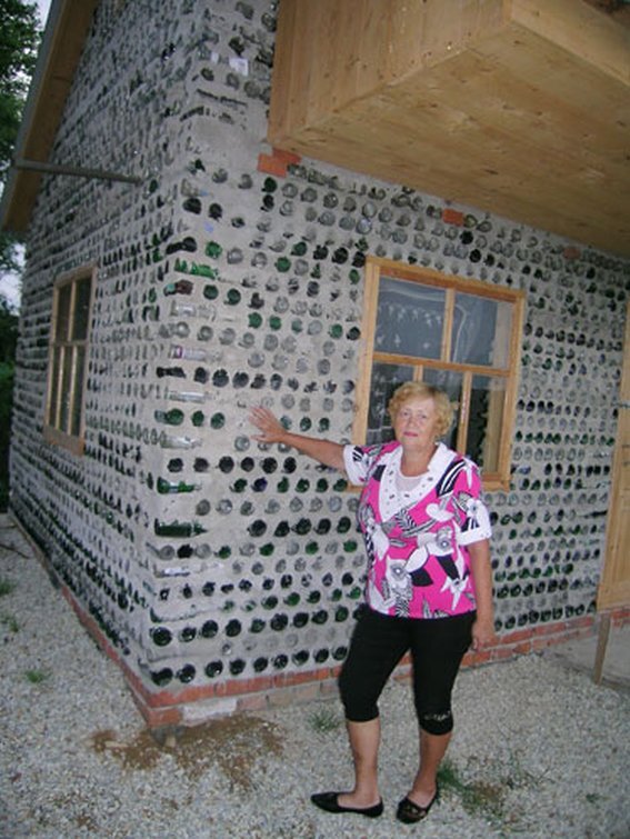 Из бутылок давно уже строят теплые стены жилищ