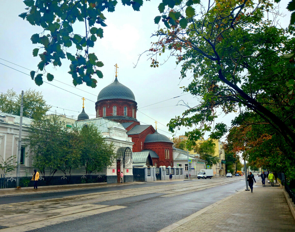 Особняк Бачуриной спрятался за пышной листвой, но он там, совсем рядом. 