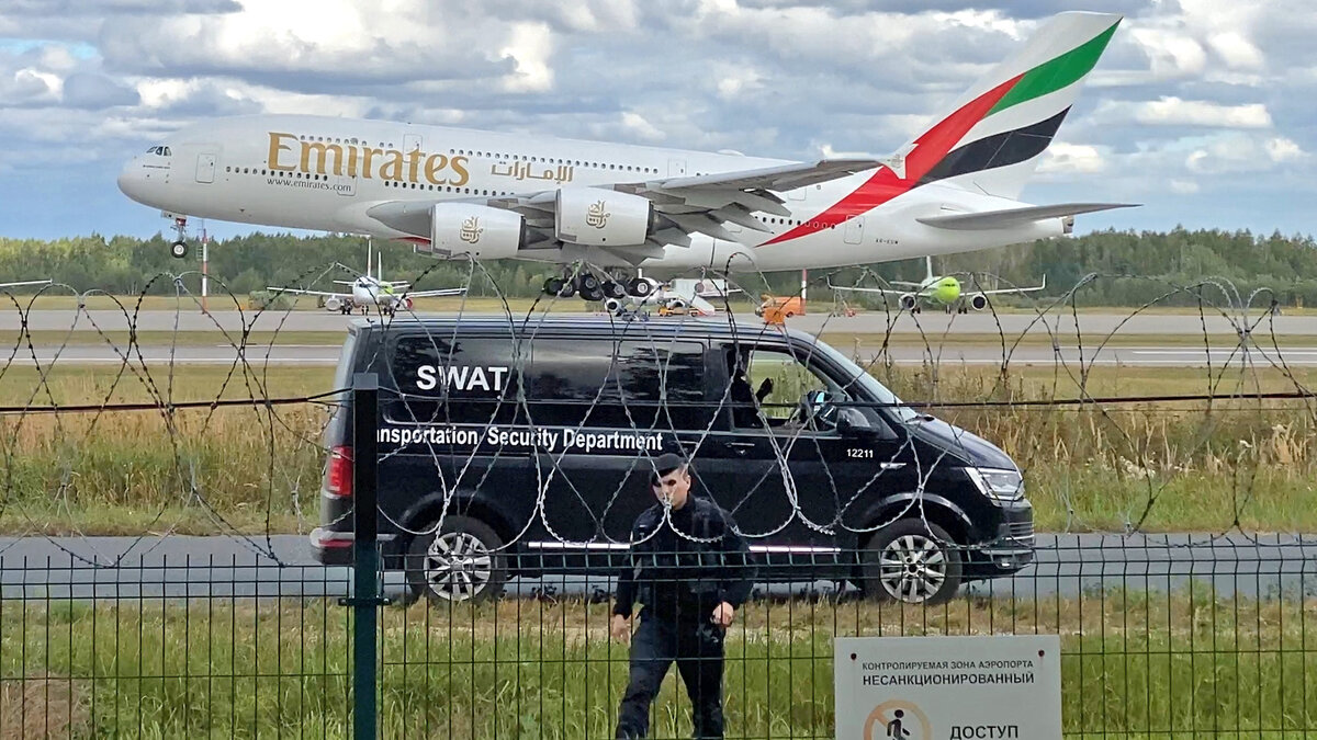 1.09.2022. Сотрудник САБ идёт на "разборки" с автором прямо во время посадки Airbus A380