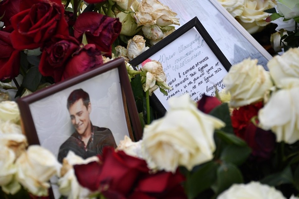     Поклонники несли на могилу кумира тысячи цветов и записки. Иван МАКЕЕВ