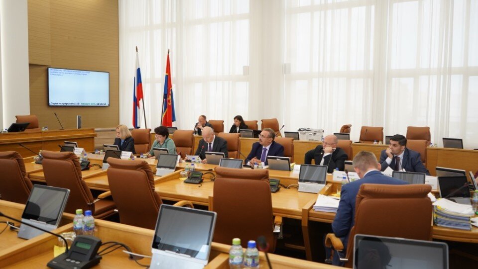     Комиссия слушала претендентов два дня. Кого-то почти валили вопросами, кому-то одобрённо поддакивали