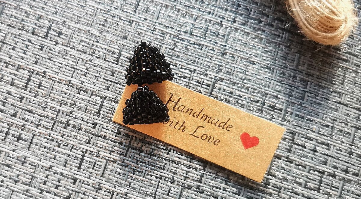 Гвоздики из черного японского бисера