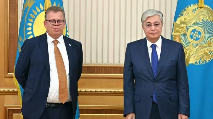 Справа налево: Касым-Жомарт Токаев, Доминик Шнихельс (фото: akorda.kz)