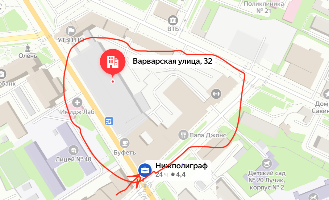 Красным обведен собственно Нижполиграф со всеми пристройками. С изнанки у него автосервисы, склады, вход в ещё одно огромное пространство с кучей студий. То, что в красный круг не вошло, раньше было Инкомбанком, а теперь Управление труда и занятости населения. Но с Нижполиграфом его тоже соединяют переходы (на карте), и мне кажется, он как-то в это самое управление прорастает. 