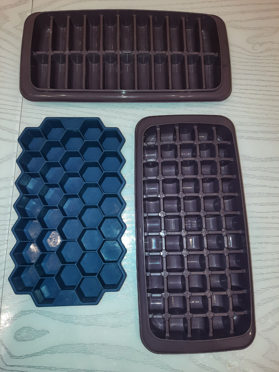 Это просто находка для меня.Кубики и прямоугольные - пластиковые,а синяя -силиконовая ( у меня их 2).Форма может быть совсем разная.Сильконовые формы удобнее - легче отходит замерзшее содержимое ячеек.