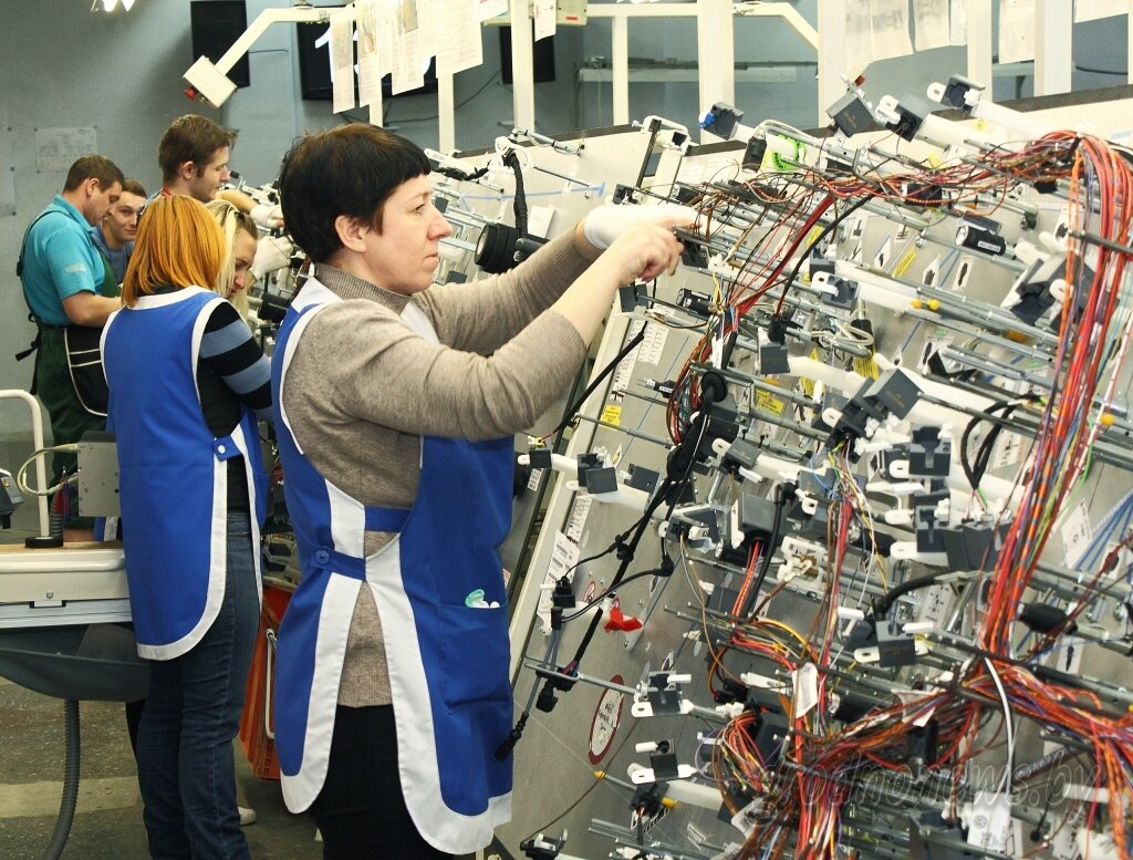 Вот они - работают! А кто выше, они - что делают?