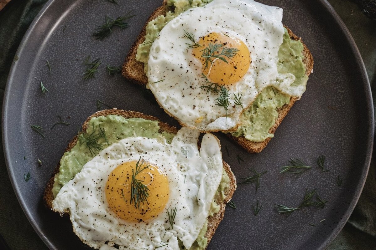     Яичница на завтрак: диетолог назвала простой способ сделать это блюдо более полезным