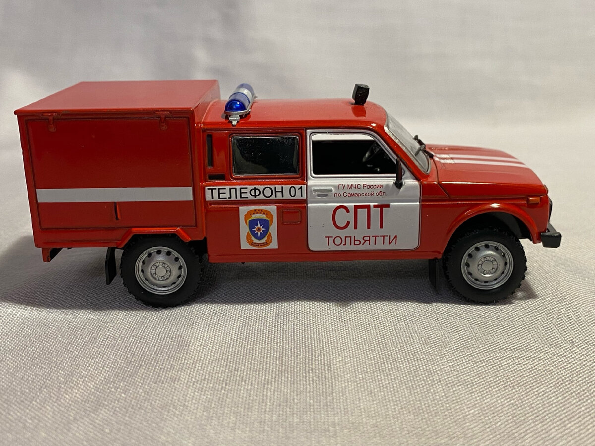 Во-вторых, в отличии от модных смоляных кривых кракозябр, Вис из "журналки" целиком отлит из металла, что позволяет легко переодевать машинку в "кинологичку" и подобное. Кроме того, моделька просто приятно лежит в руке, она тяжелая и надежная как дедова бритва.