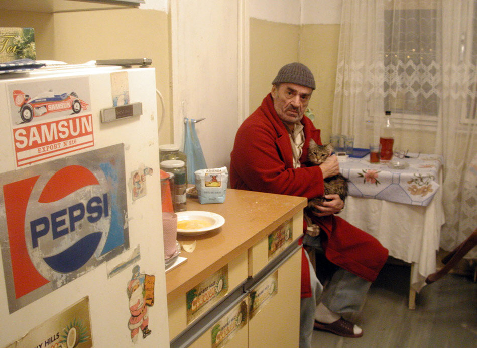 Кадр из фильма «Смерть господина Лазареску»: http://os.colta.ru/m/photo/2011/11/10/11-2.jpg